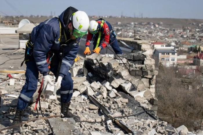 последствия обстрелов в Бердянске и Приморске помогают ликвидировать студенты-спасатели ВСКС, источник мессенджер MAX сообщество Запорожский Телеграф