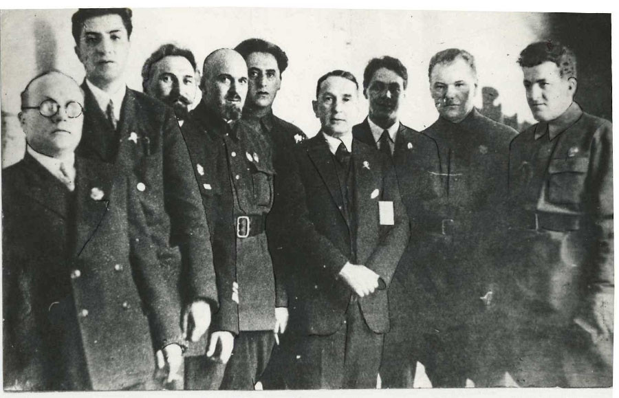   Фото: второй справа — Я.Пелерриц, третий слева — Э.Берзин. Москва, Кремль,1935 год