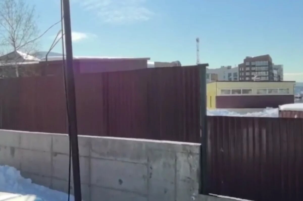    На Сахалине конфликт возник из-за забора, перегородившего вход в гараж
