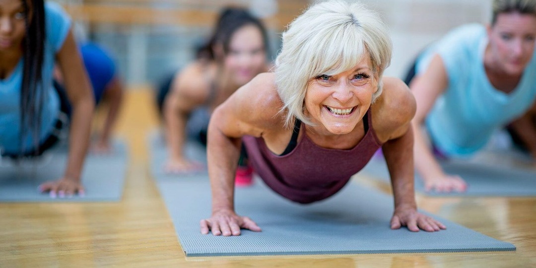 Тренировки для женщин после 55: почему обычная зарядка больше не работает и что делать вместо неё