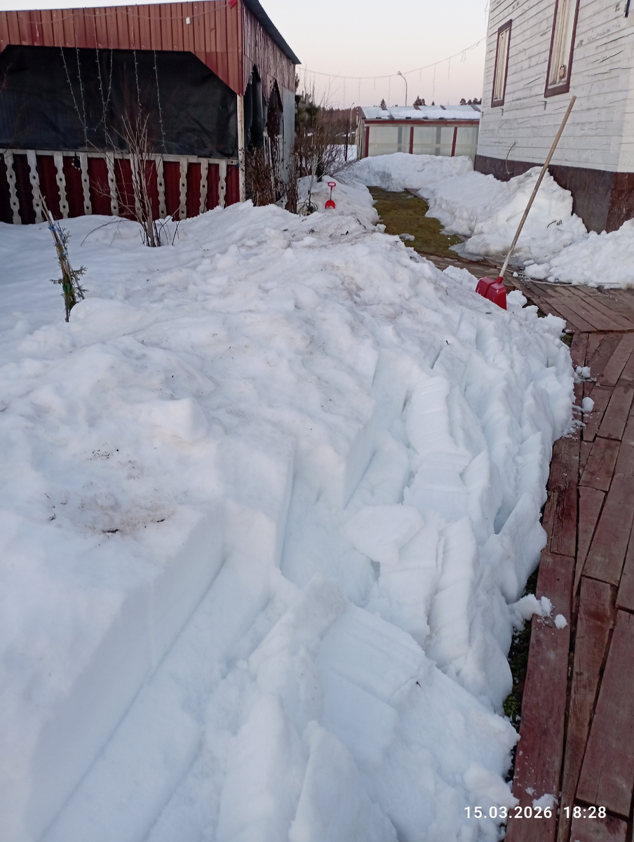 Вот такие сугробы вдоль дорожек!