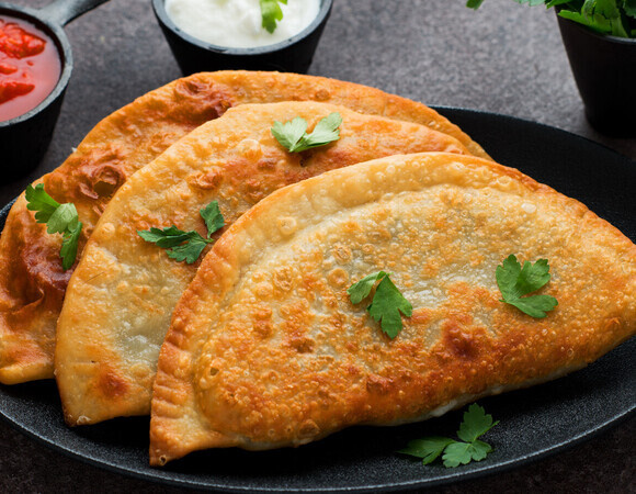 Чебуреки на заварном тесте — сочные, как пирожки, но с хрустящей корочкой: съедаем по 2–3 за раз