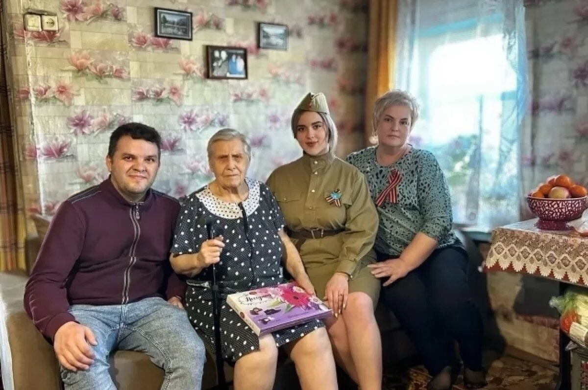    На 9 мая волонтёры приехали поздравлять ребёнка войны.