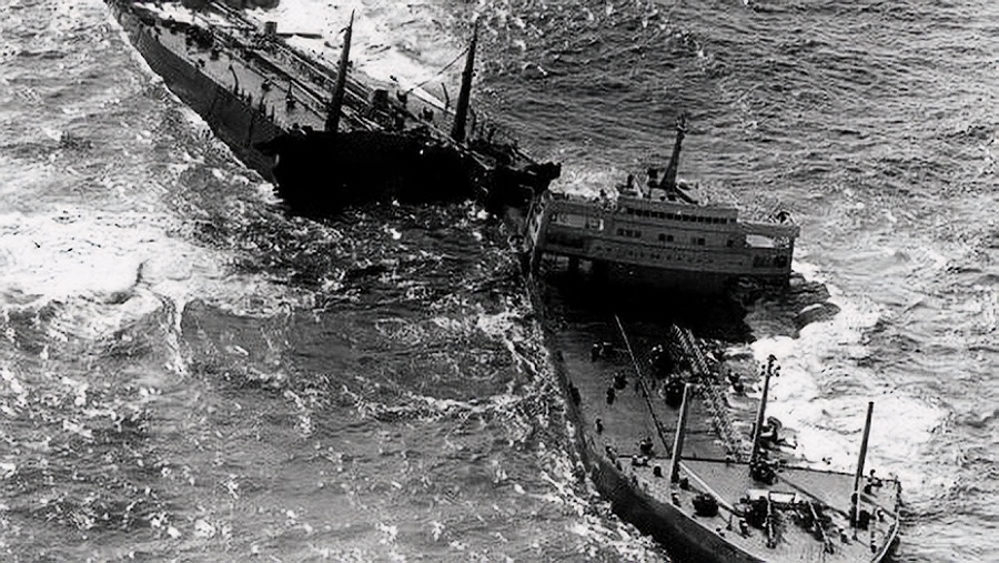Разбитый корпус танкера Torrey Canyon