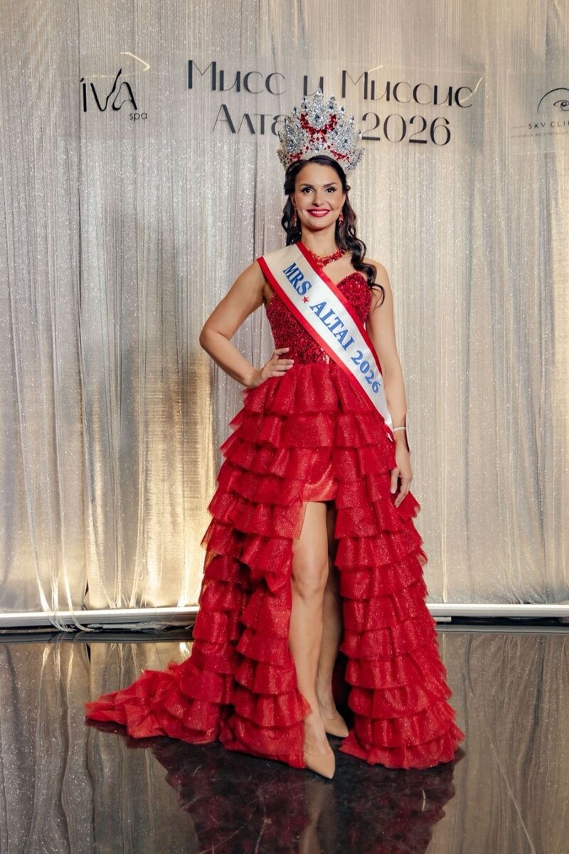    Ольга Бочкова стала абсолютной победительницей конкурса "Миссис Алтай 2026". Источник: организаторы конкурса "Мисс и Миссис Алтай" / предоставлено героиней публикации