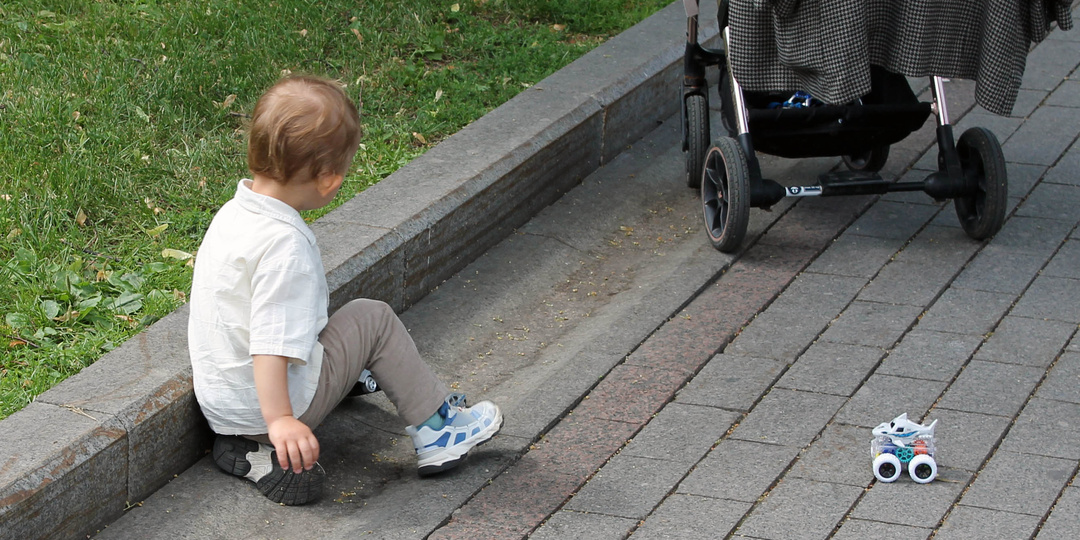 В Приморье двухлетний малыш проткнул глаз ножом, оставшись без присмотра
