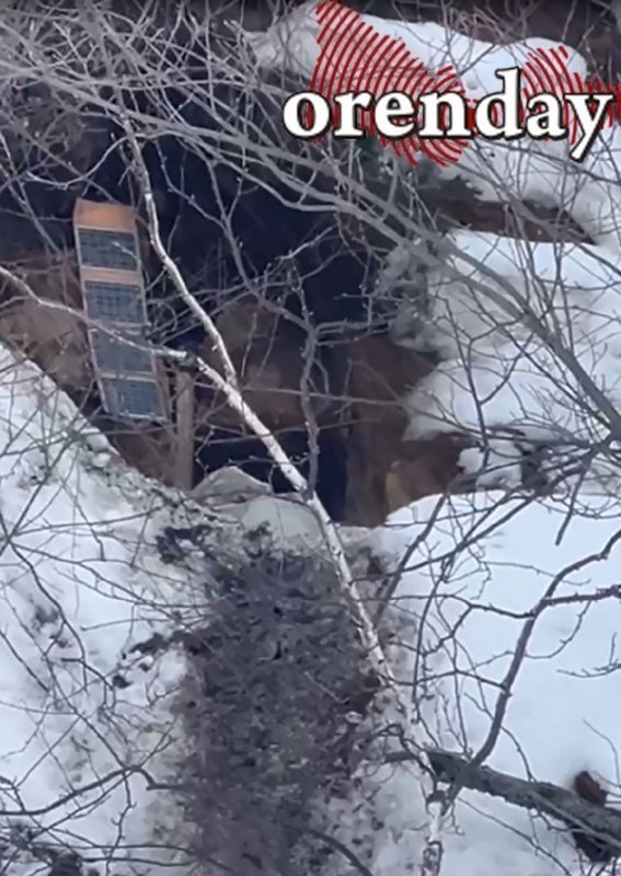 Жилище представляет собой настоящее подземное убежище. Худенькие женщины вырыли огромную пещеру на несколько комнат