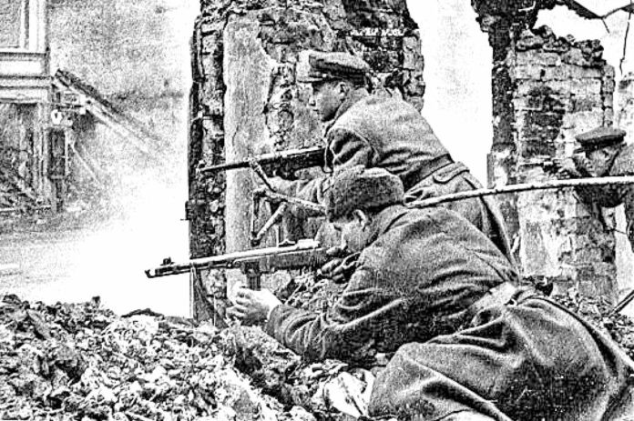 1945 г. Пехота 1-го Украинского фронта в уличных боях.