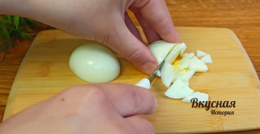 Мой ходовой салат на каждый день. Готовлю из 4-х ингредиентов за 5 минут. Чем проще - тем вкуснее.