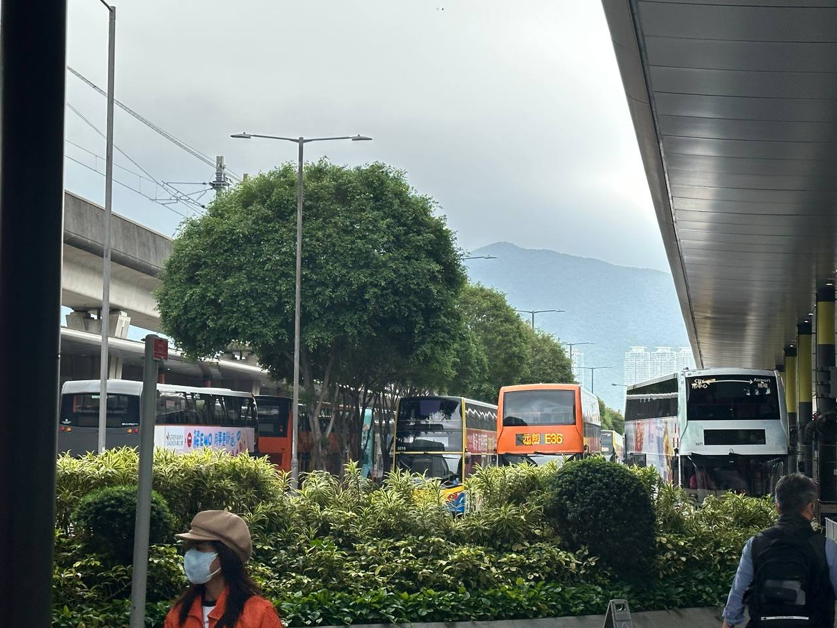 Автобусная остановка рядом с аэропортом