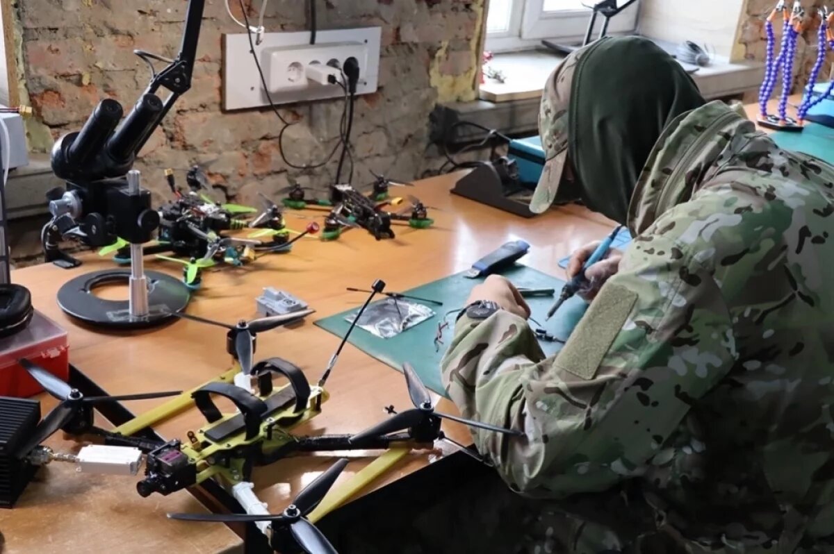    Специалисты нового рода войск разбираются не только в пилотировании, но и в устройстве БпЛА.