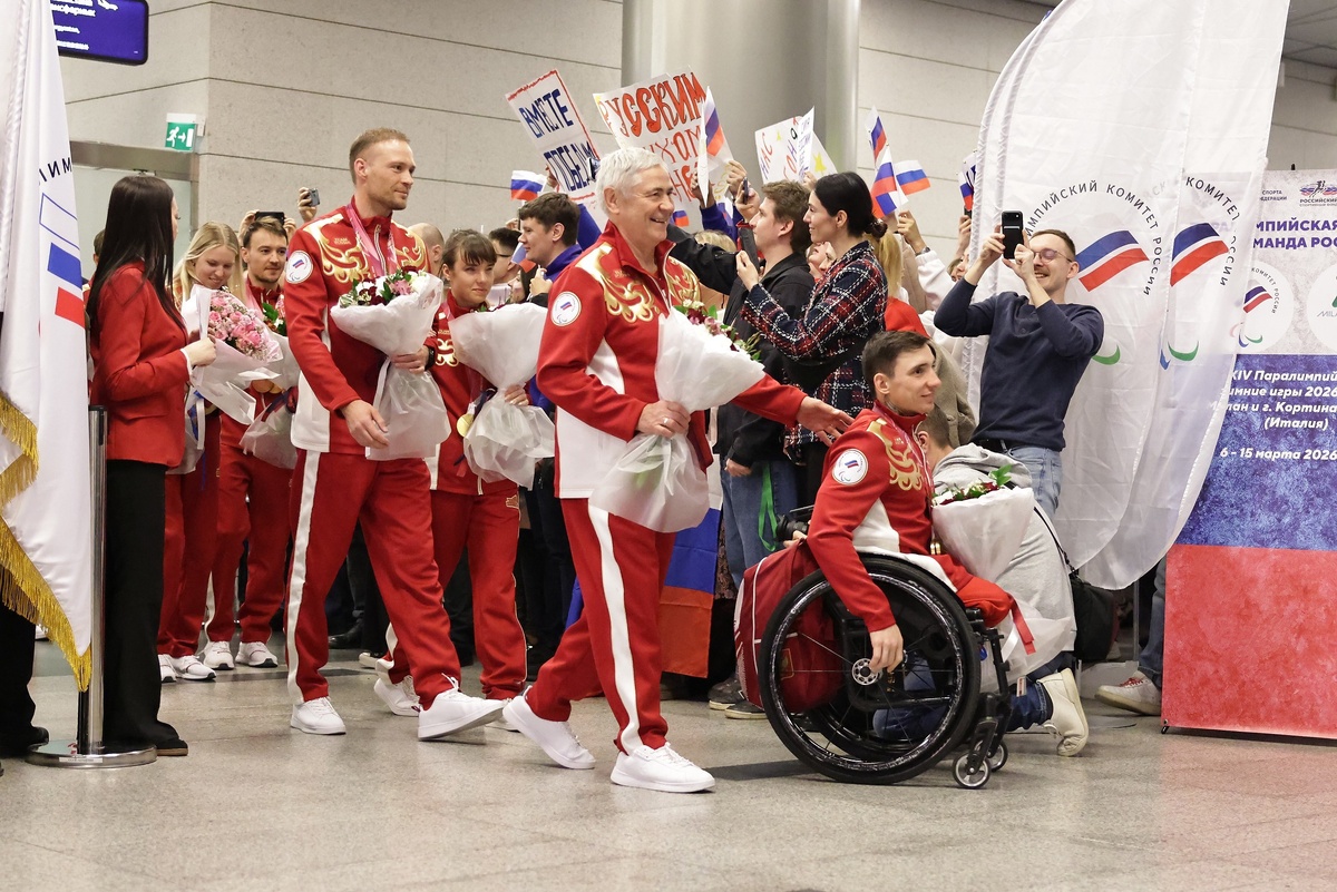    Паралимпийскую сборную России в аэропорту встречало очень много людей, несмотря на глубокую ночь. / Роман Наумов/РГ