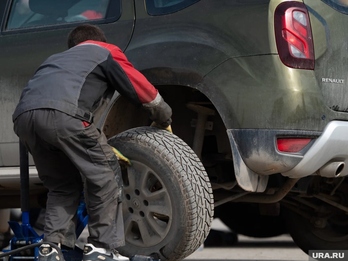     Зачастую автомеханики автоматически проверяют крепеж колес при смене резины