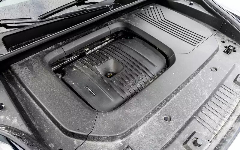 Бензиновый турбомотор серии Drive-E – тот же, что ставят на автомобили Volvo. У него алюминиевый блок цилиндров и головка, непосредственный впрыск, ­фазорегуляторы на впуске и выпуске. Привод ГРМ – ременный.Nordcross 001
📷
