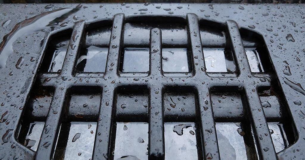 Весна идёт: в Новосибирске начали открывать ливневые дождеприёмники на главных магистралях города