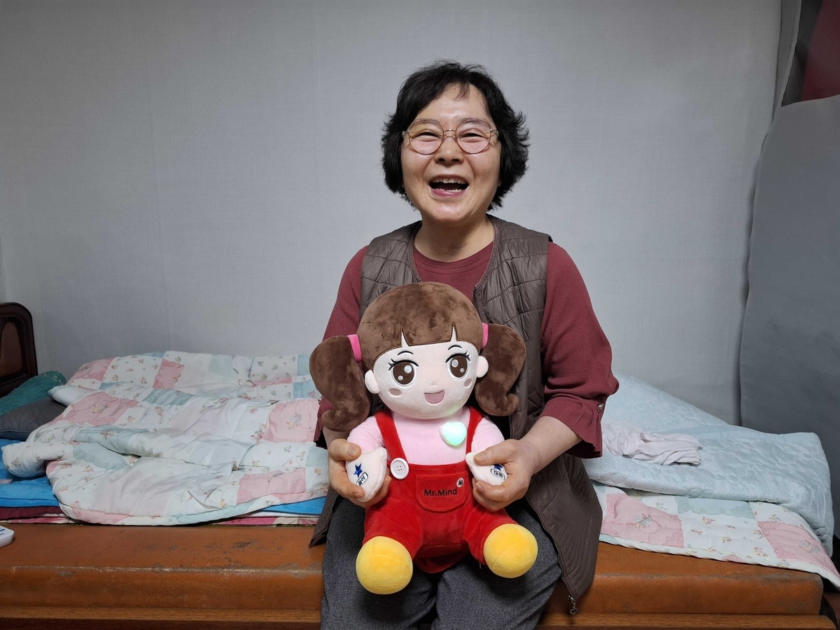 Ан Со Хён и её робот с ИИ «Чорон» (Шин Чжи Хе/The Korea Herald)