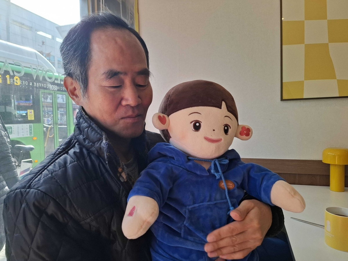 Ким Чжун Ги и его робот с искусственным интеллектом Хёдол (Шин Чжи Хе/The Korea Herald)