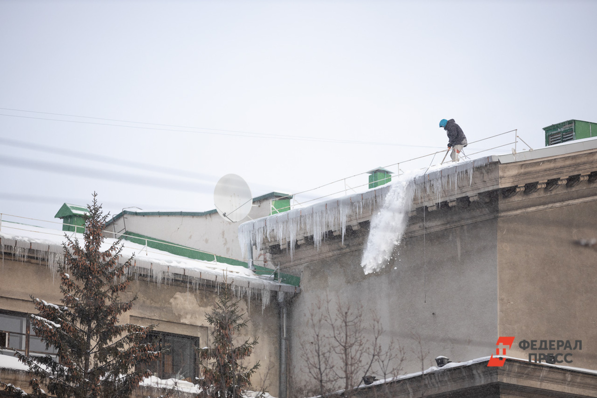 УК пренебрегает мерами безопасности и вовремя не очищает крыши от снега и льда.  Фото: Фото: ФедералПресс / Евгений Поторочин