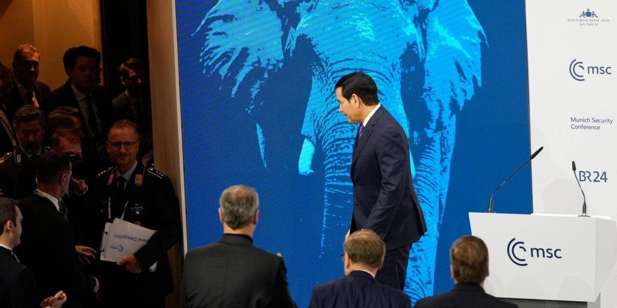 Госсекретарь США Марко Рубио покидает Мюнхенскую конференцию по безопасности после выступления 14 февраля 2026 года. // Фото: Алекс Брэндон / POOL / AFP via Getty Images