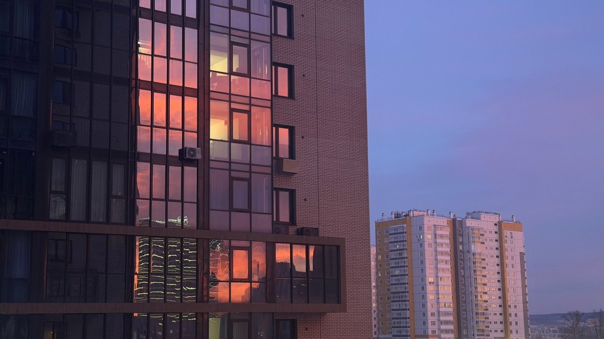 Подходящих фотографий для иллюстрации статьи по-прежнему нет. На улице который день холодно и штормовой ветер. Но иногда бывают красивые закаты. Снимком поделилась дочь.