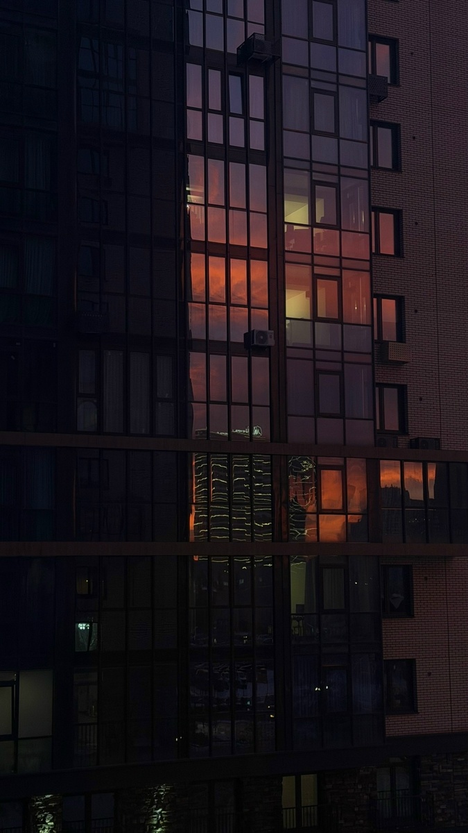 Закат в соседских окнах. Автор фото - моя дочь