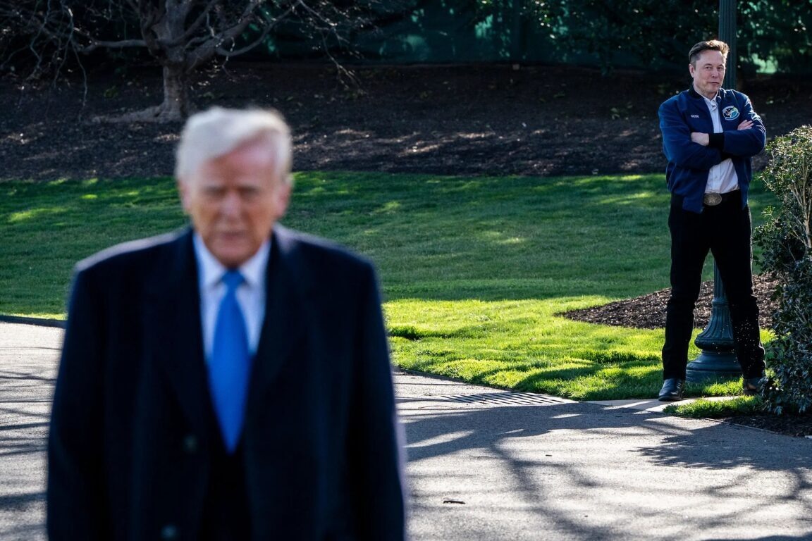 Илон Маск наблюдает за выступлением президента США Дональда Трампа перед журналистами у Белого дома в Вашингтоне, 21 марта 2025 // Haiyun Jiang, The New York Times / Redux