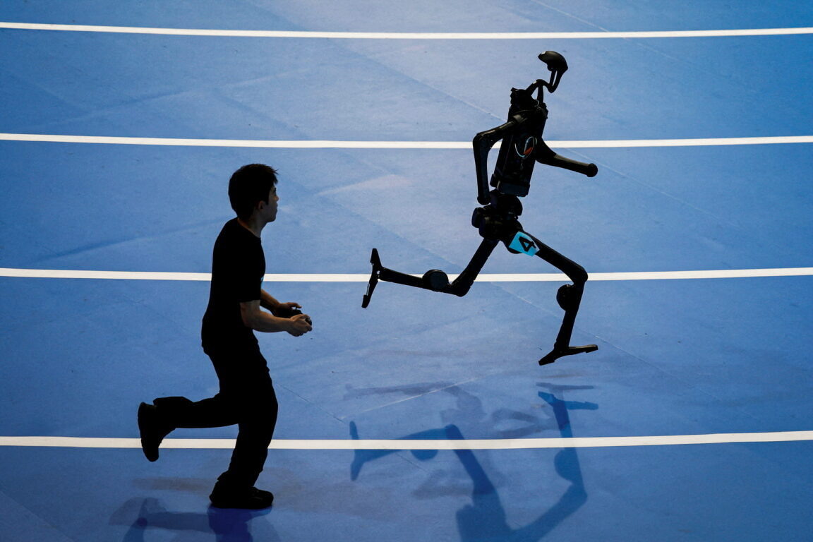 Гуманоидный робот компании Unitree Robotics принимает участие в забеге на 400 метров на первых Всемирных играх гуманоидных роботов в Пекине, Китай, 15 августа 2025 // REUTERS / Tingshu Wang