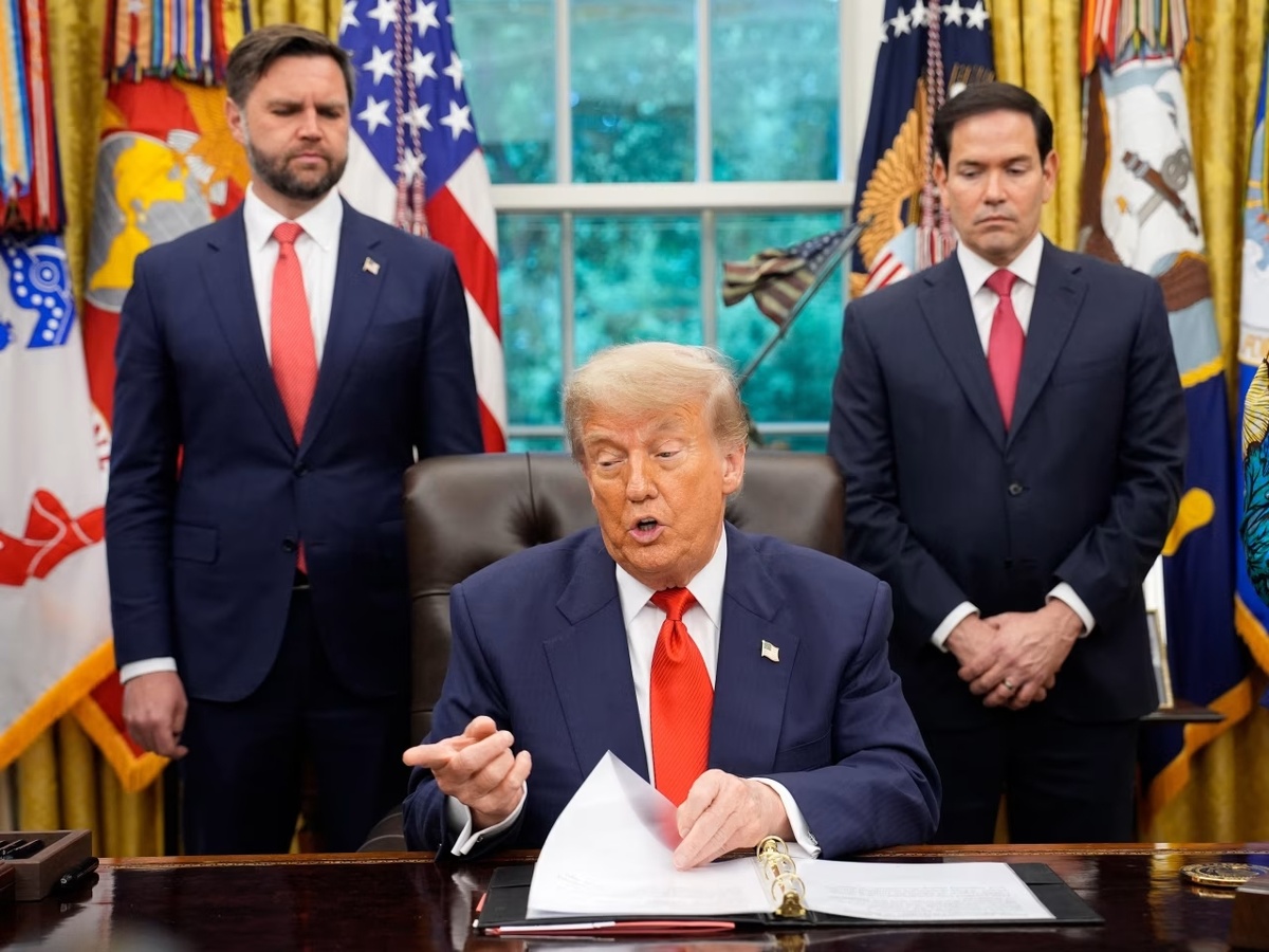 Первые три лица США в Овальном кабинете