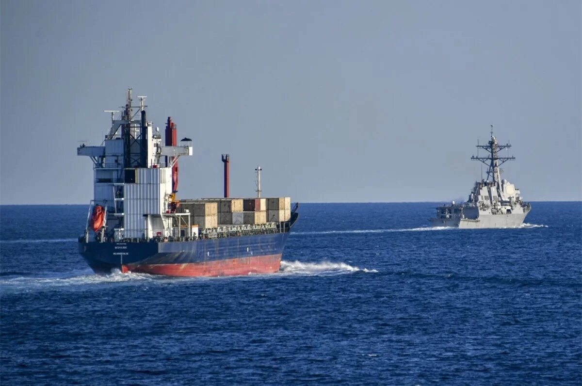    О полном восстановлении судоходства в проливе речь сейчас не идет.