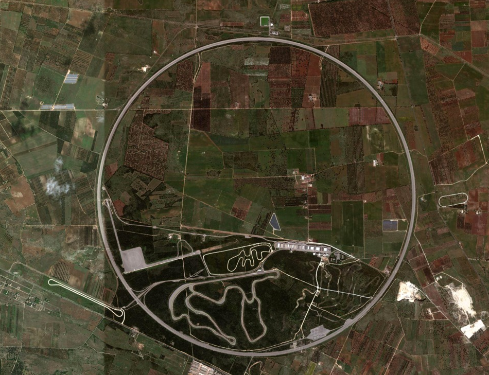 Nрек Nardo Ring. Длина кольца достигает 12,6 км при диаметре 4 км. Вид из космоса