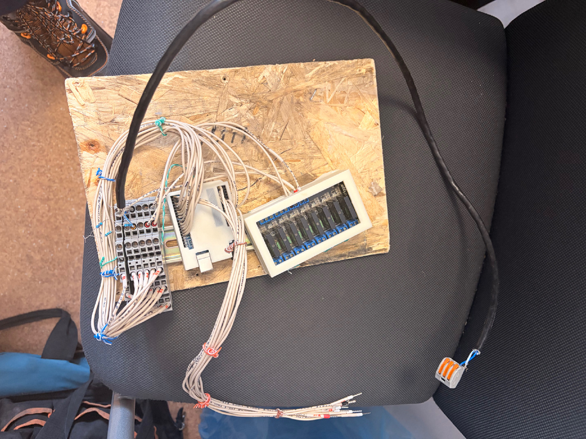 Выглядит как хаос. Ощущается также. Это не монтаж, это был процесс мышления. 