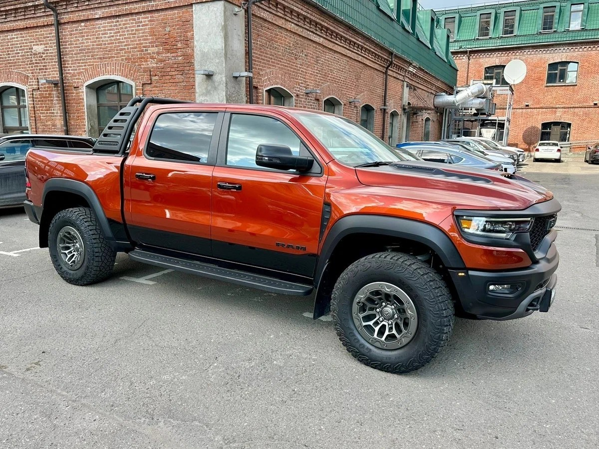 Этот RAM 1500 Crew Cab TRX V московский продавец предлагает купить за 16,7 млн рублей