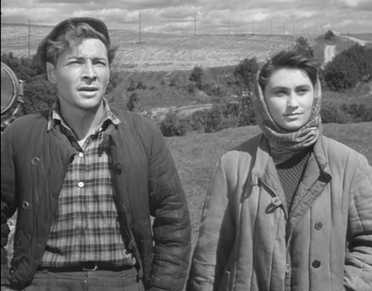 Кадр из фильма «Дело было в Пенькове» — 1957 год, режиссёр Станислав Ростоцкий. Фильм основан на повести Сергея Антонова, в главных ролях — Майя Менглет, Вячеслав Тихонов, Светлана Дружинина. 