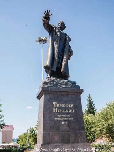 Памятник Тимофею Невежину на привокзальной площади г. Кургана.