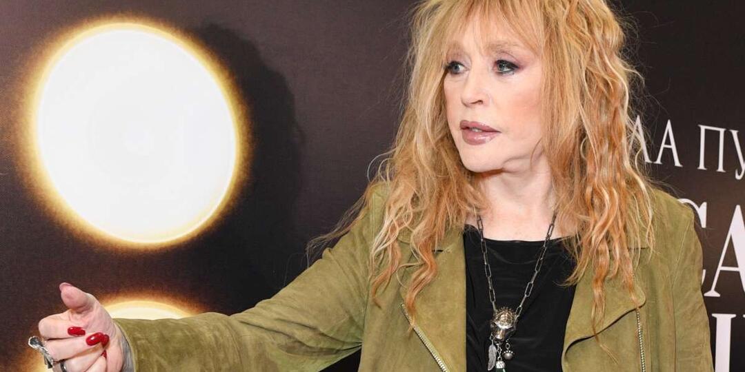 Вышла на люди с тростью. Что происходит со здоровьем Пугачевой на самом деле