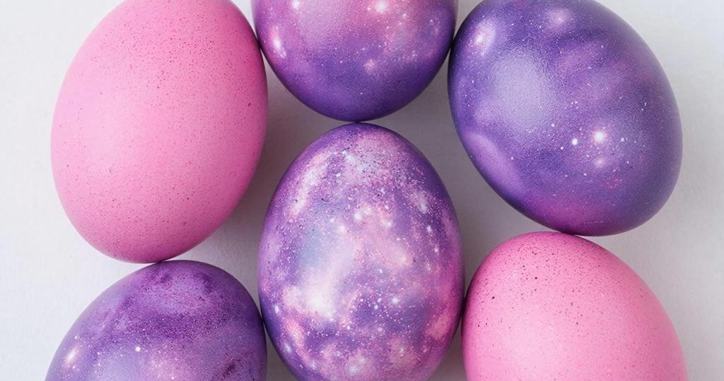 От розового до космического фиолетового: как покрасить яйца на Пасху без химии?