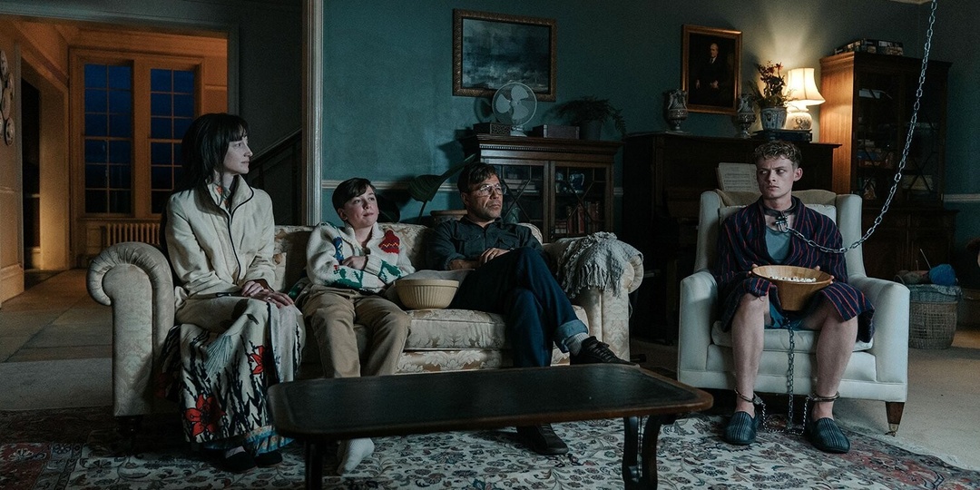 На цепи/Heel (2025 г.) стремящаяся оправдать немыслимость удерживания в заточении перверсия, где перевоспитание лишь…