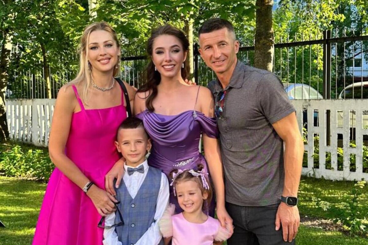    Вера Алдонина с отцом, мачехой, братом и сестрой Социальные сети