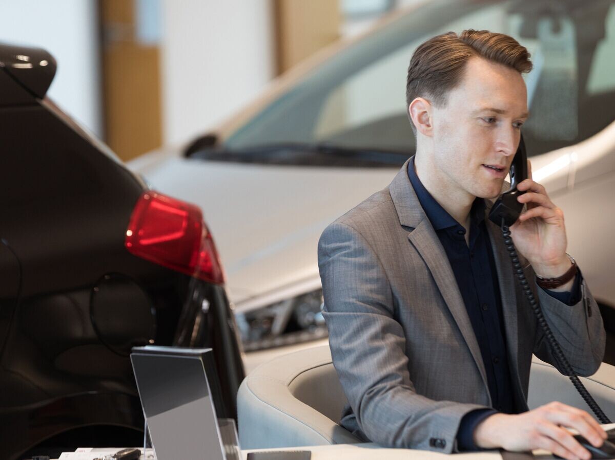    Менеджер автосалона разговаривает по телефону | © Fotolia / wavebreak3