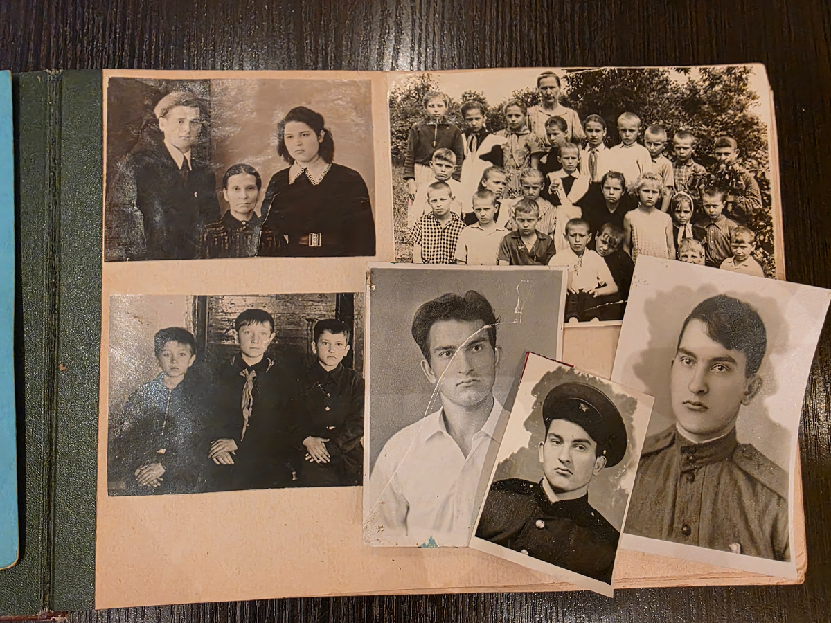 Верхнее фото слева посередине бабушка Агафья и тетя Тая и дядя Андрей. Справа мамин класс, уже наверное около 1960г, мама в пионерском галстуке. Нижнее фото слева папин племянник Саша, сын старшей сестры т. Нюси, а папа справа в школе. И далее папины фото по 1967г. Николай Васильев.