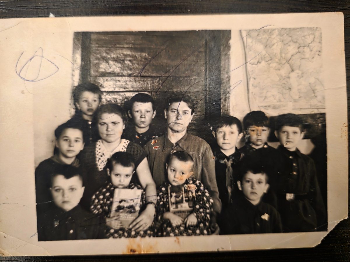 Сельская школа. Примерно 1955год. Папа справа внизу. 