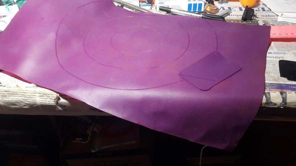 Силиконовый коврик для пирогов — исходный материал для новых лепестков.