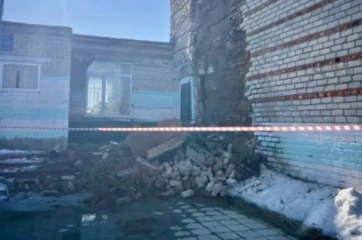    В Челябинской области прокуратура занялась обрушением стены в школе