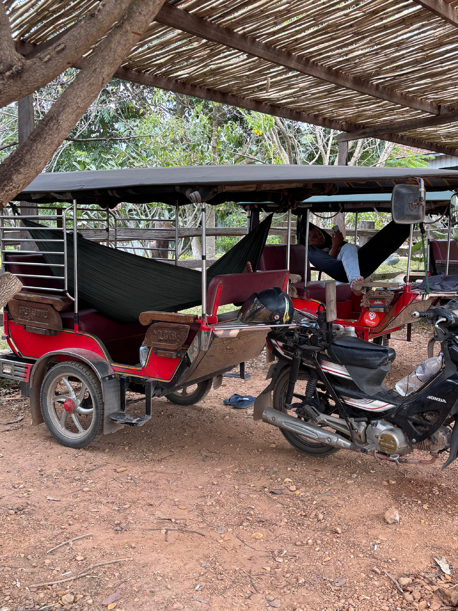 Я сначала не поверила: в тук-туках Камбоджи висят гамаки
