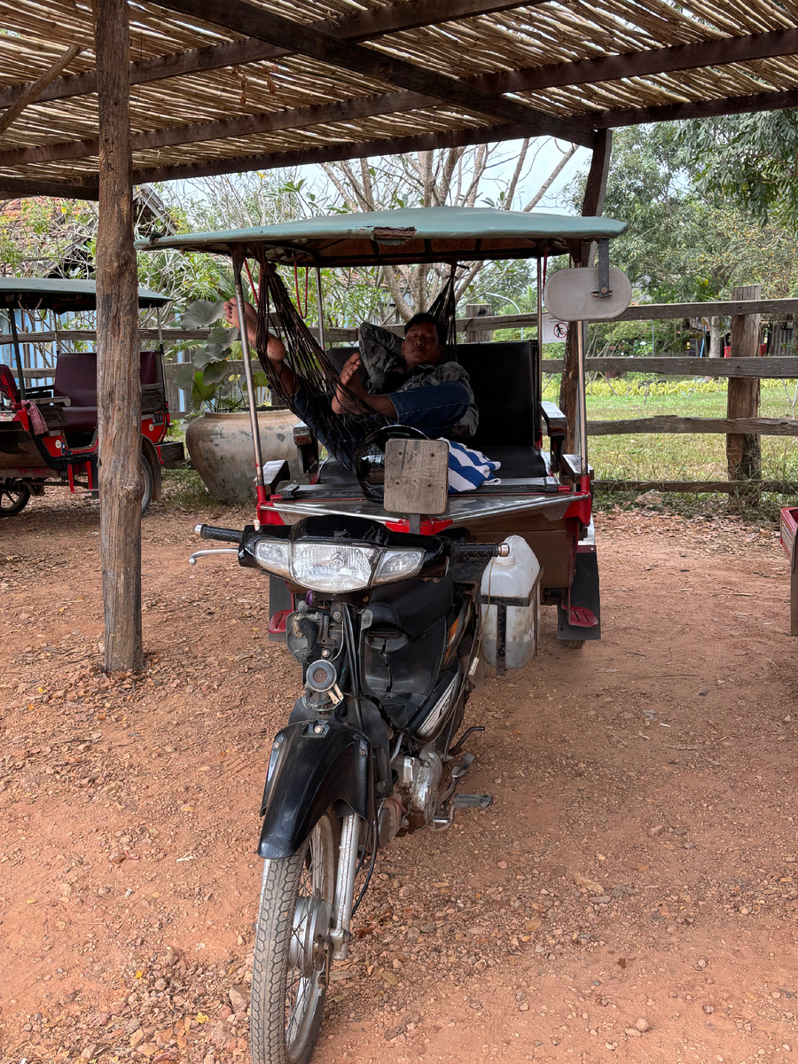 Вот как ждут туристов возле храмов в Камбодже