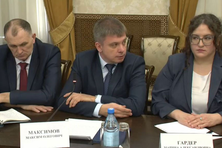 Скриншот онлайн-трансляции заседания правительства Хакасии, vk.com/konovalov1917
