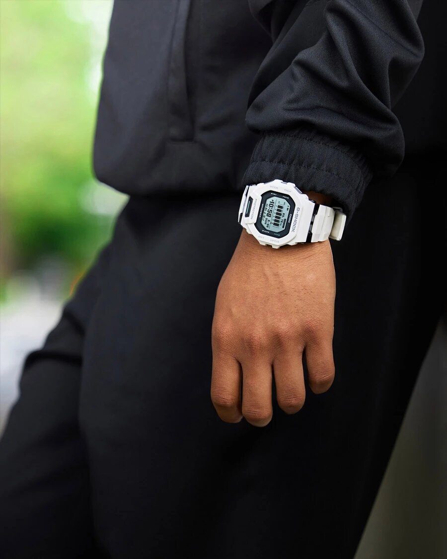 Часы дополнят спортивный облик или стили 90-х — гранж, минимализм, оверсайз