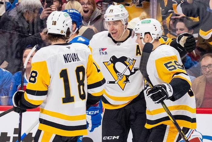 Евгений Малкин (по центру). Обложка © Х / Pittsburgh Penguins