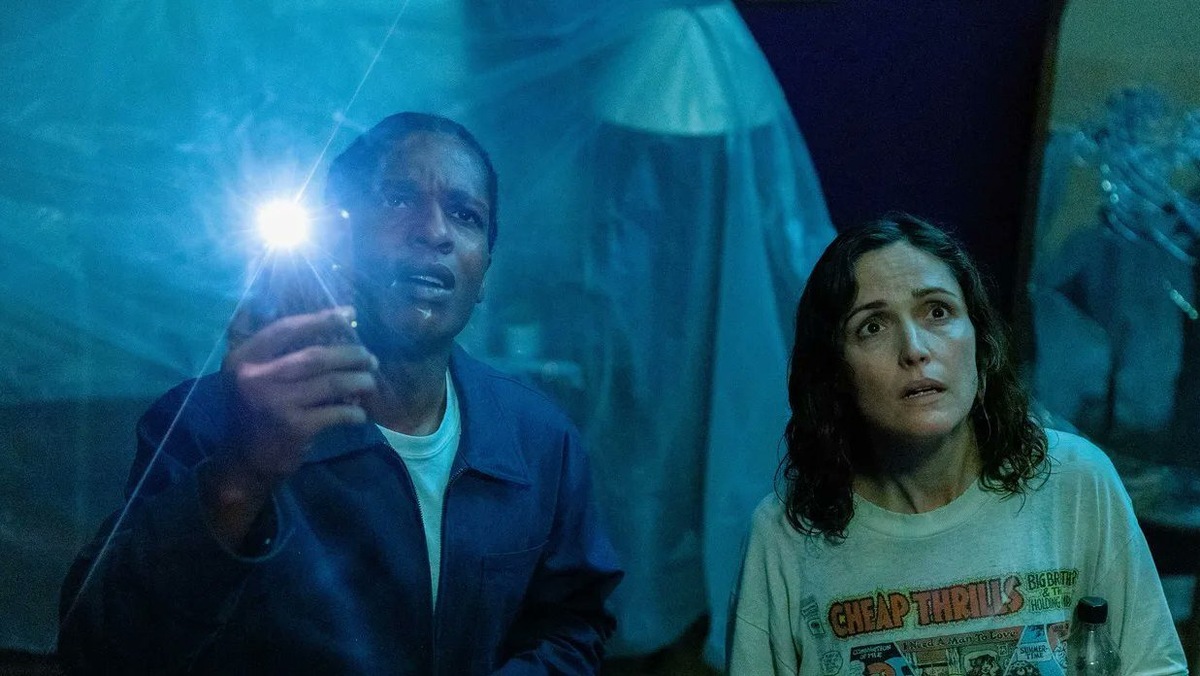 Они смотрят на дыру в потолке. Кадр из фильма "Я бы тебя пнула, если бы могла". 