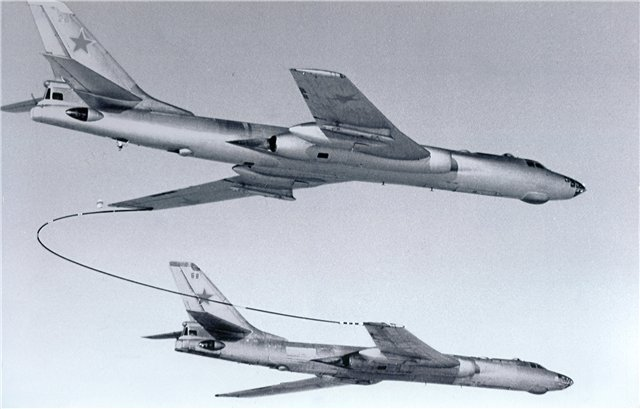 На фото: самолеты "Ту-16" летят в строю дозаправки с полной перекачкой топлива 10 - 13 минут, в зависимости от производительности насосов перекачки на заправщике. Длина шланга заправки была 43 метра.